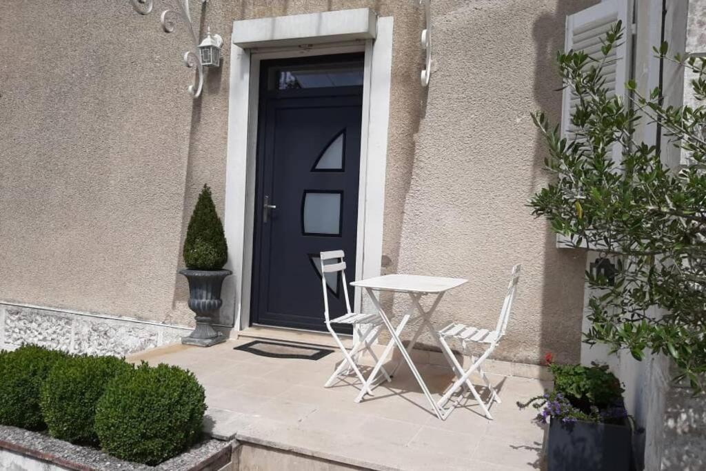Gite Des Agapanthes Lacroix-sur-Meuse Exterior photo